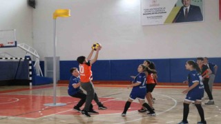 Ömer Halisdemir Spor Salonunda ilk maç oynandı