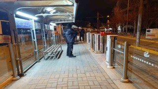 Önce tramvayda dilendiler sonra sağlık personeli ile tartıştılar