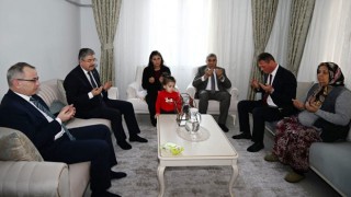 Osmaniye Valisi Depremde Ailesini Kaybeden Öğretmeni Ziyaret Etti