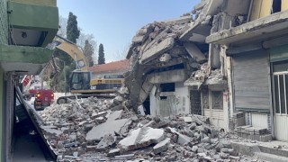 Osmaniye'de Ağır Hasarlı Binalar Kontrollü Şekilde Yıkılıyor