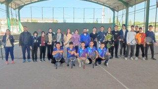 Osmaniye'de Tenis Müsabakaları Yarı Finallerle Devam Ediyor