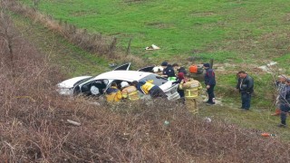 Otomobil araziye uçtu: 4 yaralı