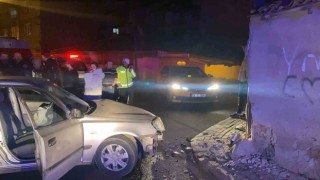 Otomobil duvara çarptı: 3 yaralı