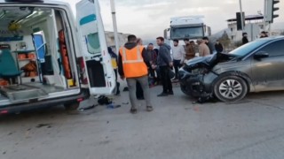 Otomobil ile çarpışan motosiklet sürücüsü yaralandı