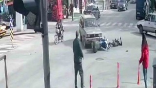 Otomobil ile motosikletin çarpışma anı kamerada