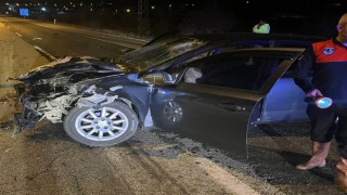 Otomobil Tıra çarptı: 1i ağır 2 yaralı