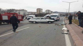 Otomobiller çarpıştı: 3 yaralı