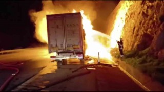 Otoyolda alevlere teslim olan tır kullanılamaz hale geldi