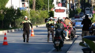 Oyuncak scooterıyla uygulamaya geldi, polisin önünde büyüklerine ders verdi