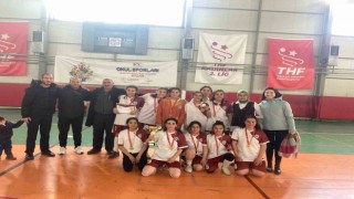 Özalp Kız Futsal Takımı il birincisi oldu