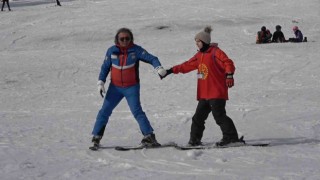 (Özel) Görme engelli gençler Uludağda kayak öğrendi