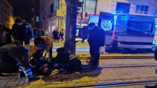 (ÖZEL) Karşıdan karşıya geçerken düşen yaşlı adam yaralandı