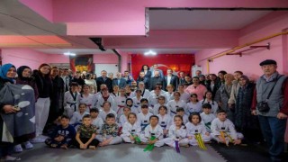 Özkan Alp minik taekwondocular ile buluştu