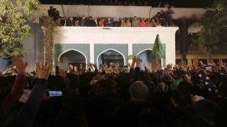 Pakistanda hapisteki Imran Khanın partisi PTI destekli bağımsız adaylar yarışı önde götürüyor