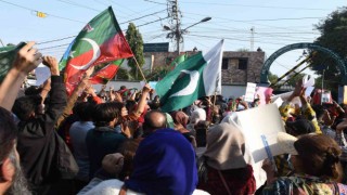 Pakistanda Imran Khan destekçileri seçimlerde hile yapıldığı iddiasıyla protesto gösterisi düzenledi