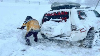 Paletli ambulans mahsur kaldı traktörle çektiler