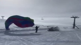 Paraşütle gökyüzünde kahvaltı keyfi yapan paraşütçü bu sefer ölümden döndü