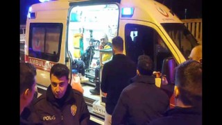 Park halindeki minibüse çarpan otomobil takla attı: 2 yaralı