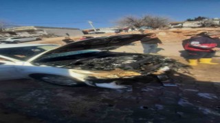 Park halindeki otomobil yanarak kullanılamaz hale geldi