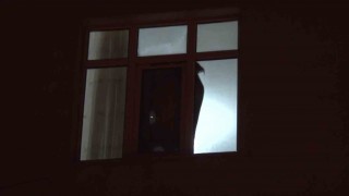 Pendikte kendini eve kilitleyip camdan dışarı eşyalar attı, özel harekat operasyonuyla gözaltına alındı