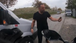 Pendikte kendisine baktı diye motosikletliyi yolda sıkıştırdı