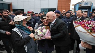 Personeller Başkan Bıyıkı çiçeklerle karşıladı