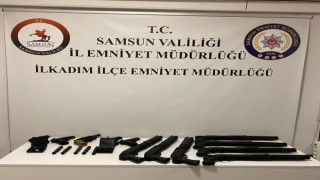 Petshop malzemesi bulunan araçtan çok sayıda silah ele geçirildi