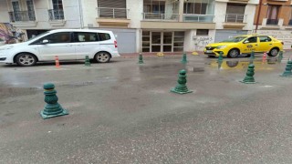 Plastik dubalar engel olamayınca demir duba koydular