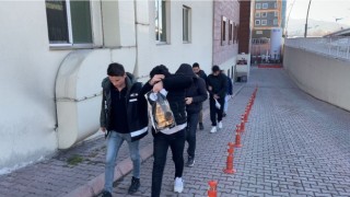 Polis aracına çarpıp pastane kurşunlayan suç makineleri yakalandı