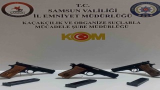 Polis otomobilin kaput kısmına gizlenmiş 3 tabanca ele geçirdi