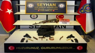 Polisin operasyon yaptığı evden uzun namlulu silah ve tabancalar çıktı