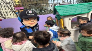 Polisten anaokulu öğrencilerine meslek tanıtımı