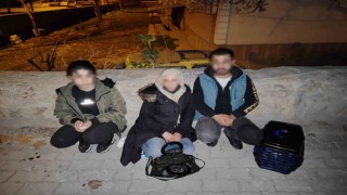 Polisten kaçarken tramvay yoluna giren araçtan düzensiz göçmen çıktı