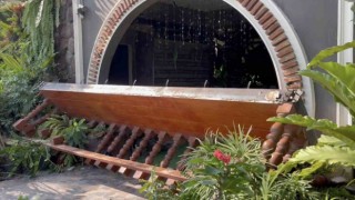 Poz verdikleri sırada balkon çöktü: 13 yaralı