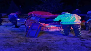 Refüje çarpıp takla atan otomobil kağıt gibi ezildi