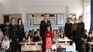 Resim yarışmasında dereceye girenlere jandarmadan hediye