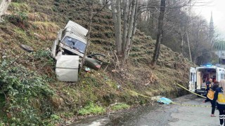 Rizede araç yol kenarındaki ağaca çarptı: Fırlayan sürücü hayatını kaybetti