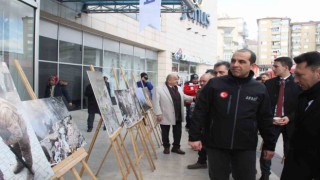 Saatler 13.24ü gösterdi depremin 1. yıl dönümü fotoğraf sergisiyle anıldı