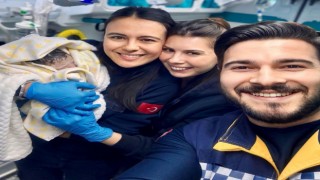 Sabırsız bebek dünyaya gözlerini ambulansta açtı