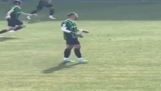 Sahadaki futbolcunun elindeki telefon sosyal medyada gündem oldu
