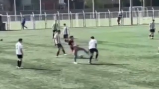 Sahaya girip oyunculara saldıran şahıs yakalandı