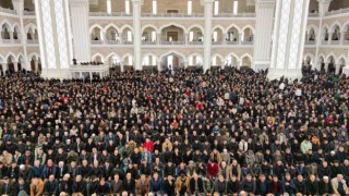 Şahinbey Millet Camii ilk Cuma namazında doldu taştı