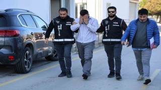 Sahte polis, kendisini durduran polislere “Hayırdır devrem” diyerek yakalandı
