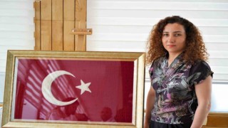 Samsunda hemşire, Alper Gezeravcının annesine vermek için kilim dokuma tekniği ile Türk bayrağı yaptı