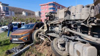 Samsunda kavşakta kamyon ile otomobil çarpıştı: 2 yaralı