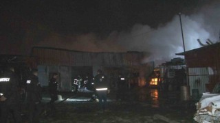 Sanayi sitesinde korkutan yangın: Oto yedek parça satışı yapılan iş yeri alevlere teslim oldu