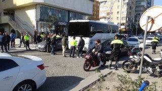 Şanlıurfada çevik kuvvet aracının çarptığı çocuk hayatını kaybetti, halası yaralandı