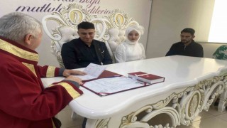 Şans eseri 29 Şubatta nikah masasına oturdular