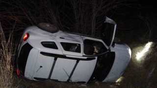 Şarampole yuvarlanan araçta aynı aileden 4 kişi yaralandı
