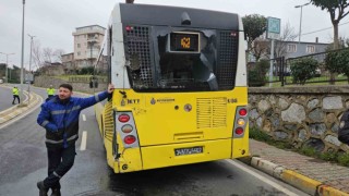 Sarıyerde yolcu almak için yavaşlayan İETT otobüsüne, çöp kamyonu çarptı: 2si ağır 3 yaralı